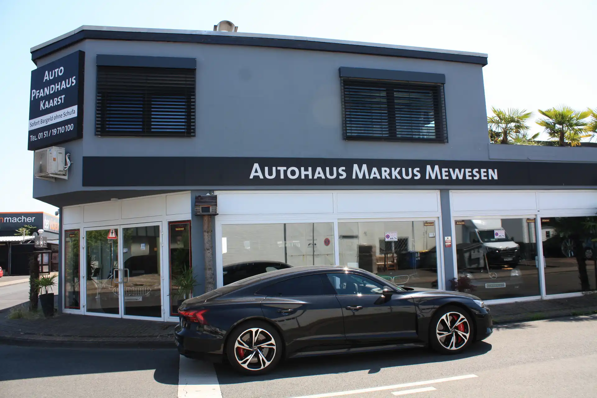 Autohaus Markus Mewesen – Auto Pfandhaus Kaarst, Außenansicht mit Audi e-tron GT